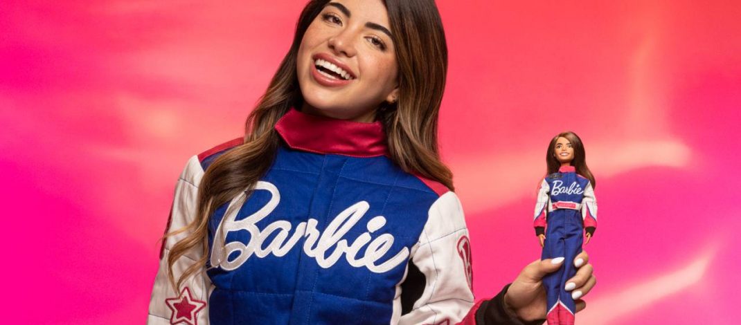Homenaje a piloto de NASCAR mexicana Regina Sirvent con Barbie